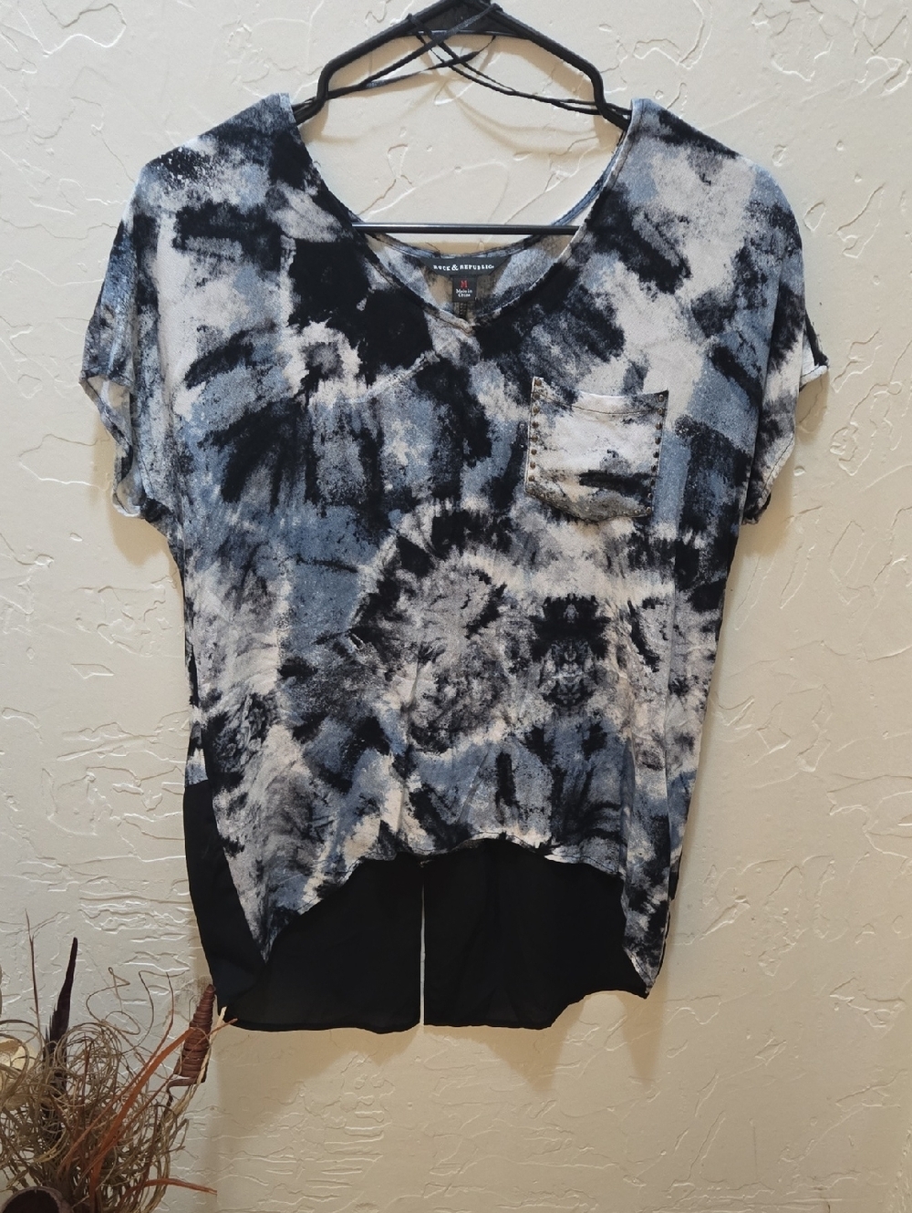 Rock & Republic Black & White Tie-Dye V-Neck Pocket Tee